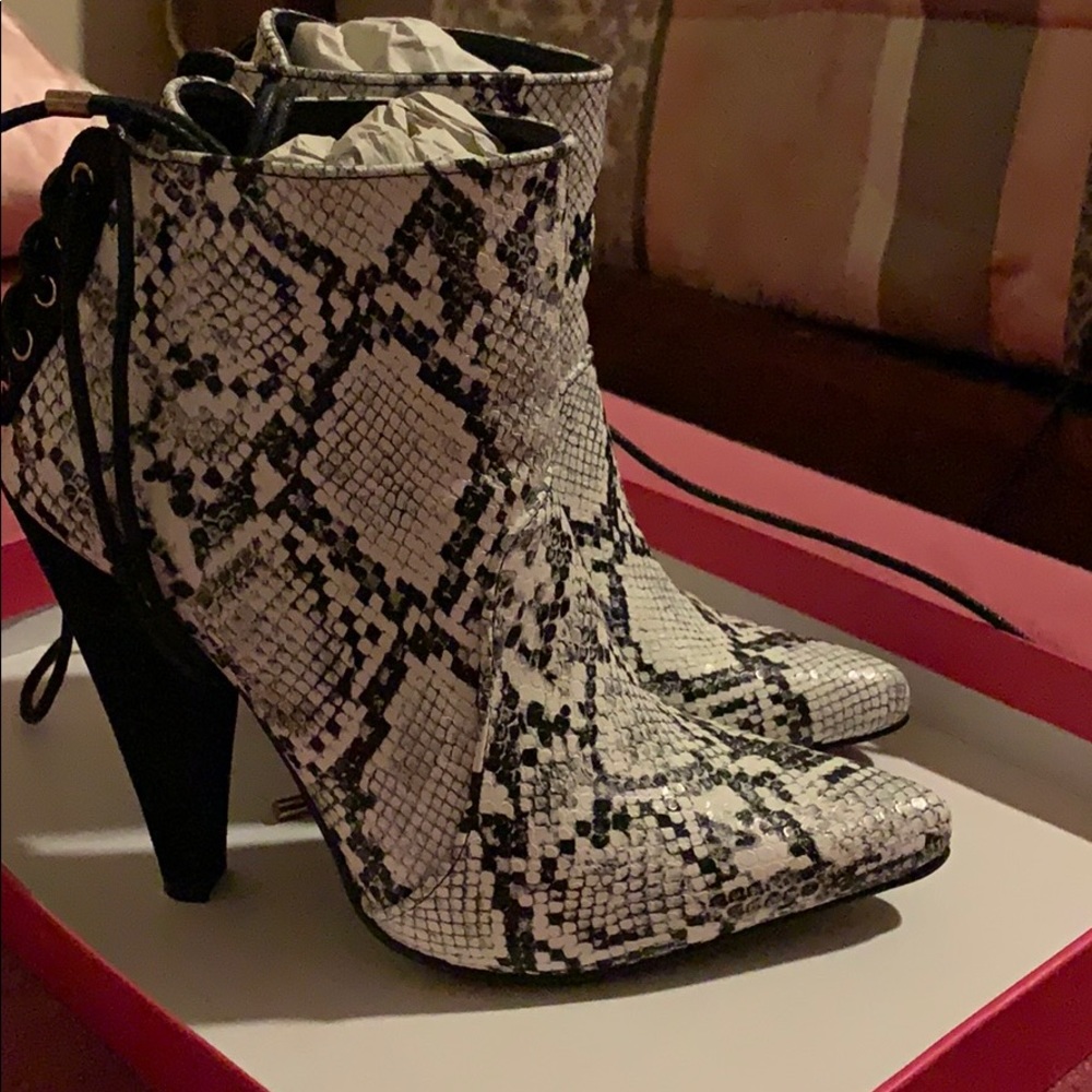 Boots - Picture 4 of 5